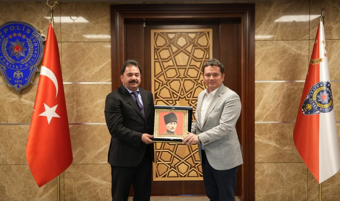 Erkan Aydın’dan yeni İl Emniyet Müdürü Gökce’ye ziyaret Osmangazi Belediye Başkanı Erkan Aydın, Bursa İl Emniyet Müdürlüğü görevine