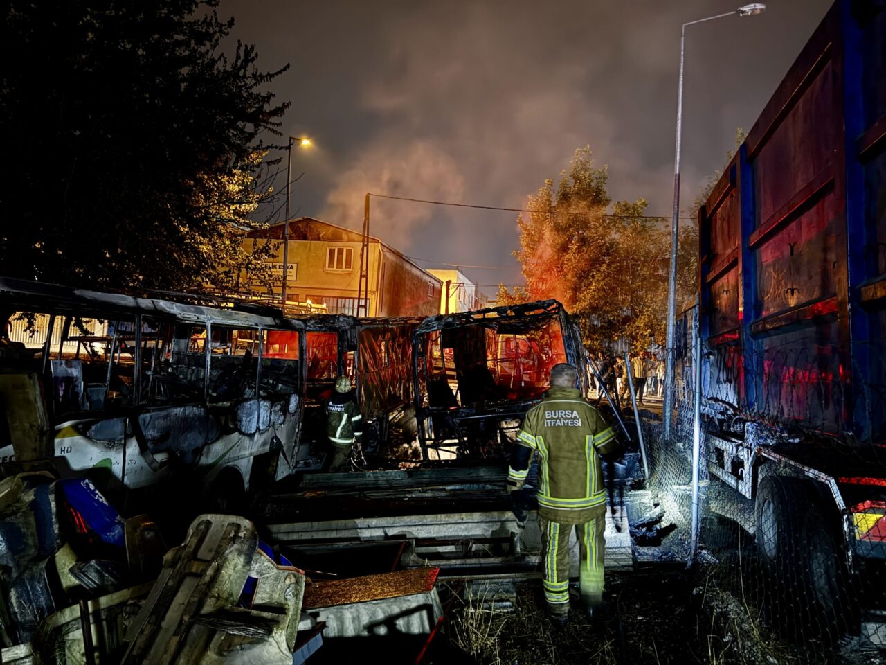 Bursa Osmangazi’de park halindeki bir karavanda çıkan yangın, yanındaki kamyon