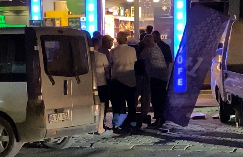 Bursa’da gece yarısı silahlı saldırı! 1 yaralı Bursa'nın İnegöl ilçesinde faaliyet gösteren bir tekel bayisinde meydana gelen