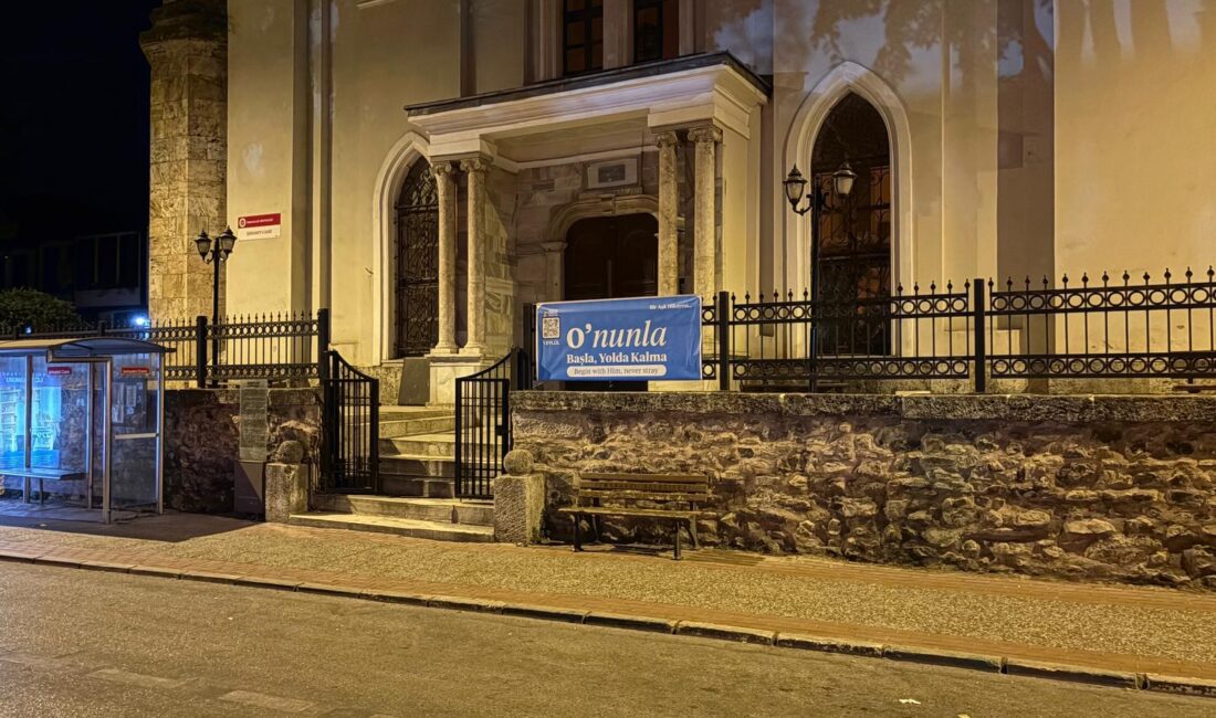 Bursa’daki gizemli pankartların sırrı açıklandı! Bursa'da önemli mesajlar taşıyan sözlerle şehrin bir çok noktasına asılan