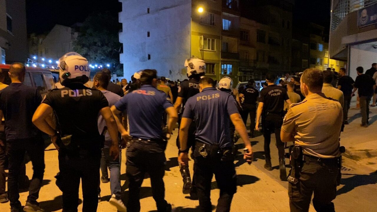 Bursa'nın İnegöl ilçesinde aranan şahsı yakalayan polis ekiplerine saldıran kalabalık