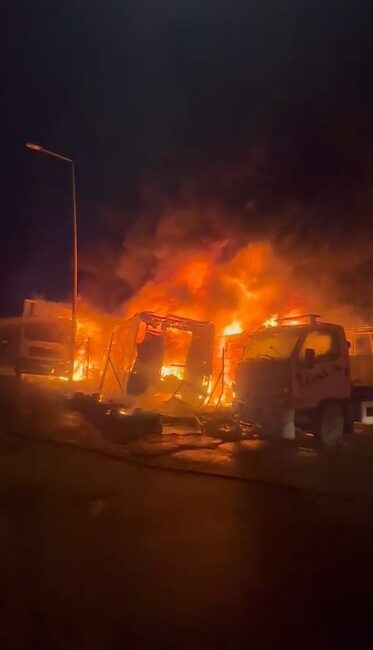 Bursa ortalık savaş alanına döndü! 4 araç alev aldı Bursa'nın Osmangazi ilçesinde park halindeki 3 kamyon ve 1 tır