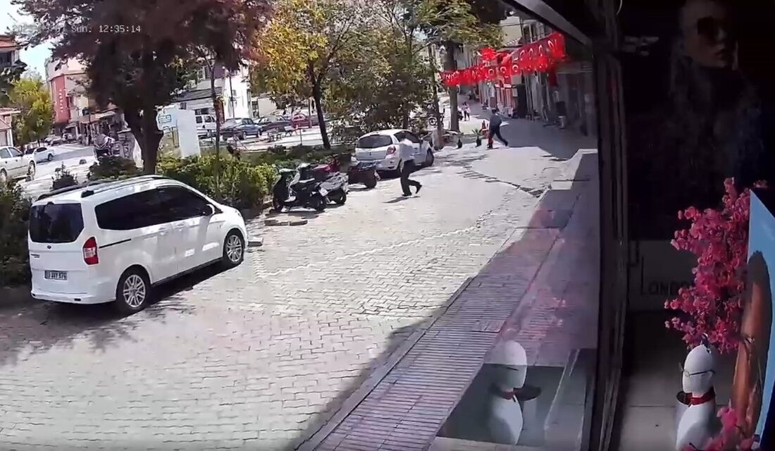Balıkesir’deki 4.9 büyüklüğündeki deprem anı kameraya yansıdı Balıkesir’in Sındırgı ilçesinde meydana gelen 4.9 büyüklüğündeki deprem güvenlik kameralarına