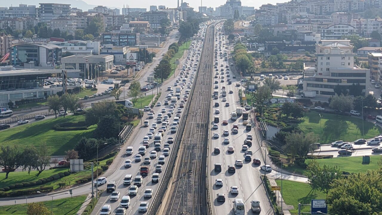 2025-2026 eğitim-öğretim yılının ilk günü Bursa’da yoğun trafikle başladı. Servisler,
