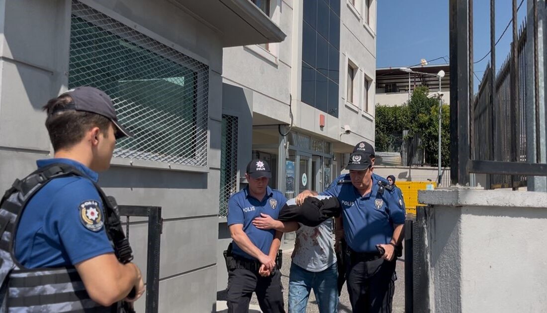 Bursa’da 16 yaşındaki azılı suçlu polisten kaçamadı Bursa'da otodan hırsızlık ihbarı üzerine harekete geçen polis ekipleri, kovalamaca