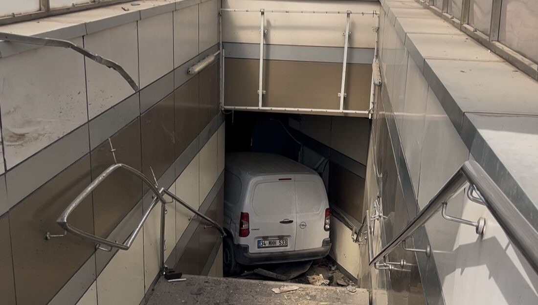 Bursa’da faciaya ramak kaldı! Araç durağa daldı Bursa'da seyir halindeyken lastiği patlayan araç metro istasyonuna daldı. Merdivenlerde
