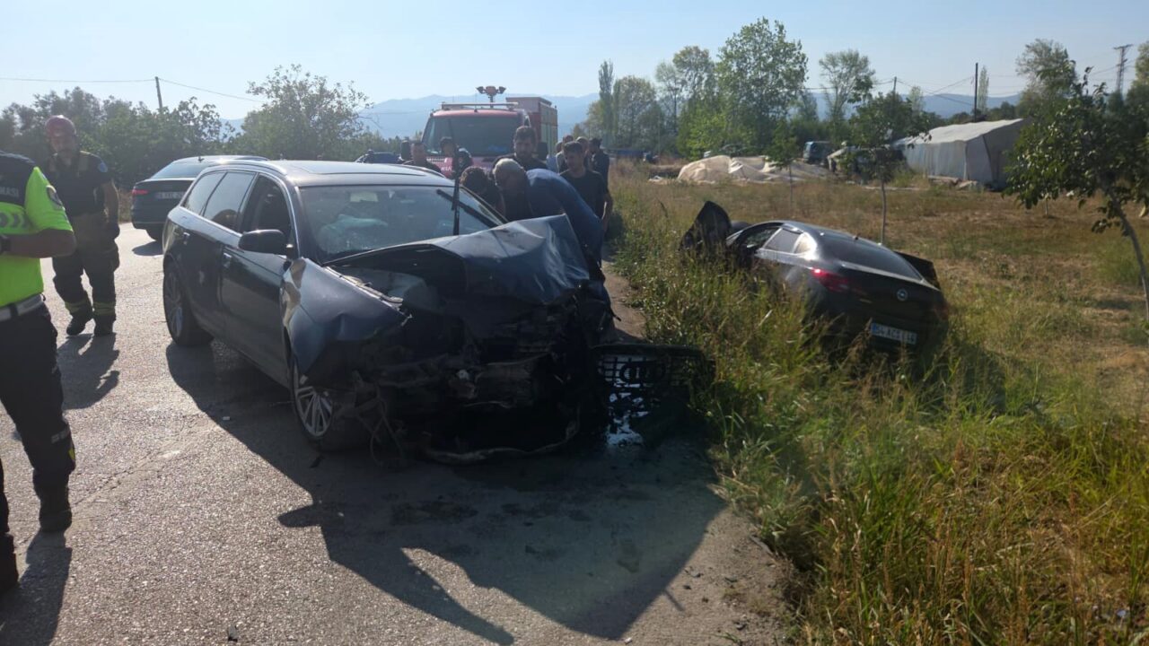 Orhangazi-İznik yolunda iki otomobil kafa kafaya çarpıştı. Kazada 4 kişi