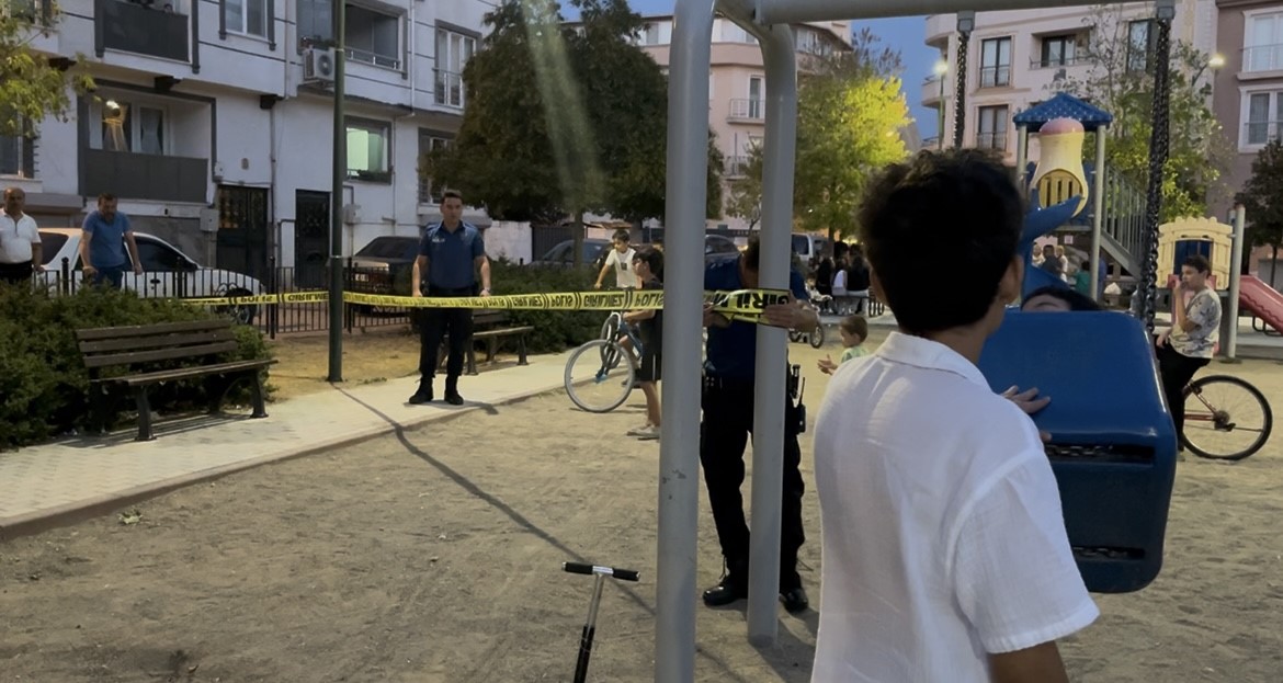 Bursa’da oyun parkında oynayan 7-8 yaşlarındaki bir çocuk, yorgun merminin