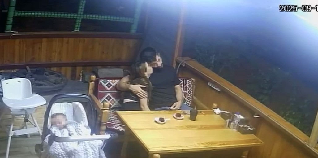 Bursa’da romantizmin bedelini restorana kestiler Bursa'da eşi ve çocuğuyla restorana gelen bir adam, önce kebap