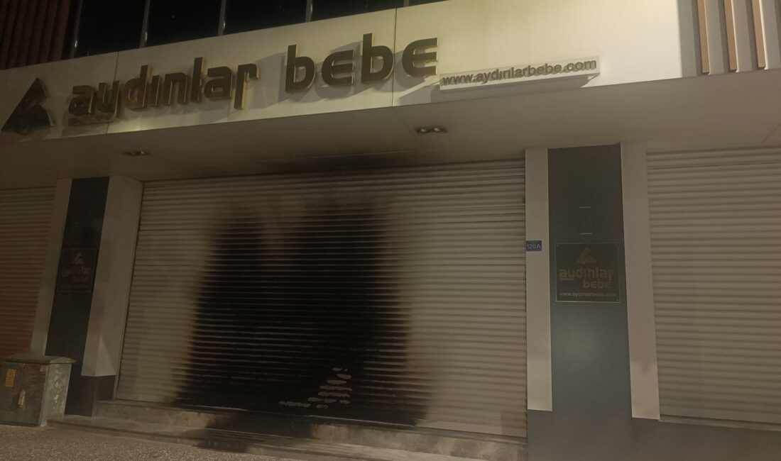 Bursa’da mağazayı kundaklayıp videoya çekti! Bursa’da kimliği belirlenemeyen bir şahıs giyim mağazasını kundakladı. Mağazayı ateşe