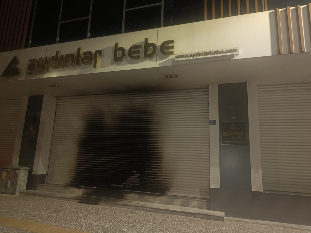 Bursa’da kimliği belirlenemeyen bir şahıs giyim mağazasını kundakladı. Mağazayı ateşe