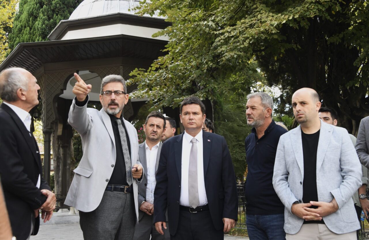 Her hafta bir mahalleyi ziyaret ederek vatandaşlarla bir araya gelen