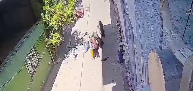 Bursa’da sokak ortasında dehşeti yaşattılar! Bursa’da sokak ortasında kucağında çocuğu ile yürüyen bir anne, tartıştığı