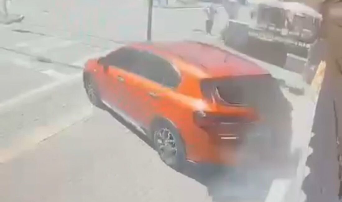 Bursa’da el freni çekmeyi unutunca olanlar oldu! Bursa'da sürücüsünün el frenini çekmeyi unuttuğu otomobil, yokuş aşağı metrelerce