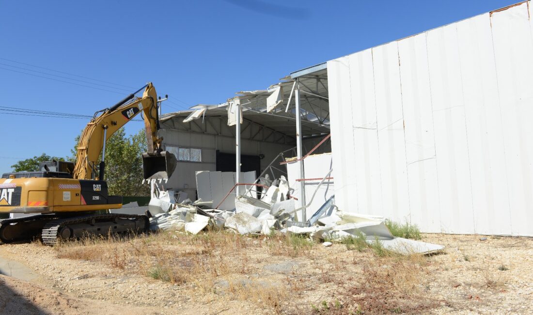 Ürünlü’de 2 kaçak yapı yıkıldı Nilüfer Belediyesi, kaçak yapılaşmayla mücadelesi kapsamında Ürünlü Mahallesi'nde biri fabrika,