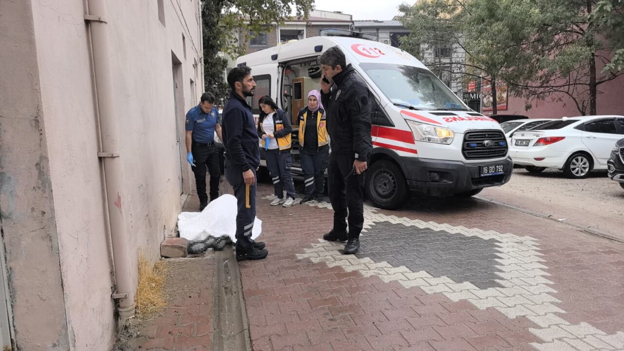 Bursa'nın İnegöl ilçesinde yaşlı adam sokakta ölü bulundu.
