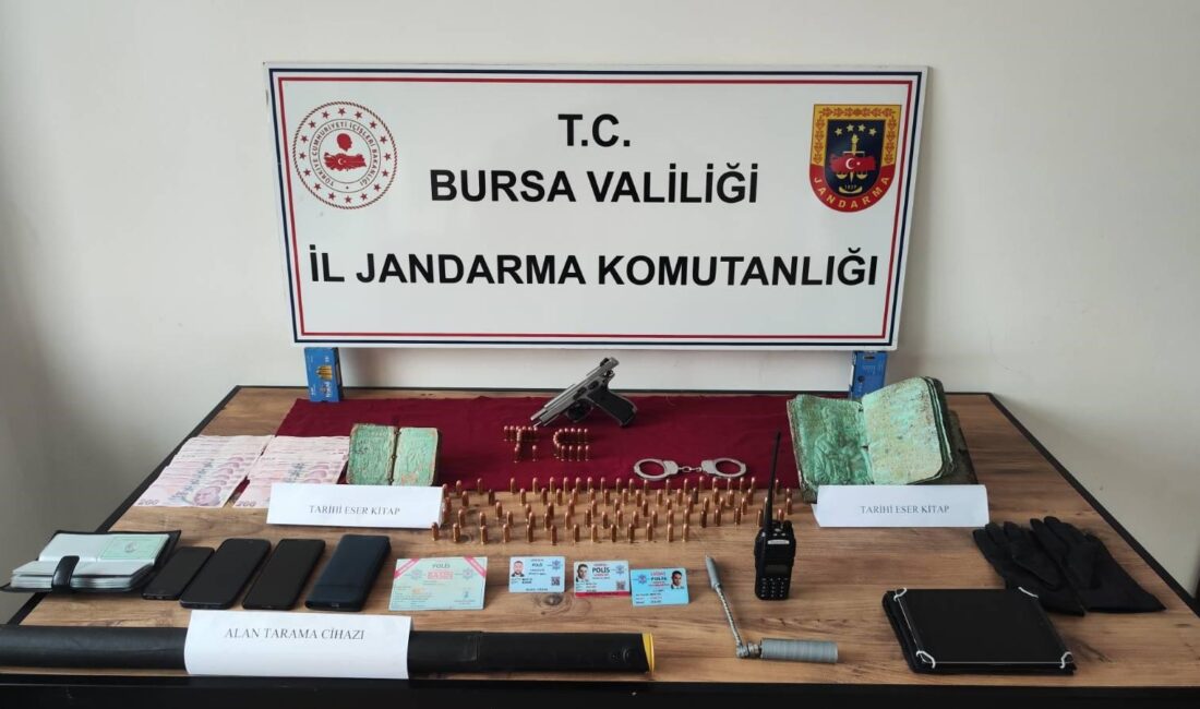 Bursa’da tarihi incil ve tevratı 5 milyon dolara satmak istedi Bursa’nın İnegöl ilçesinde Jandarma ekiplerinin yaptığı operasyon film sahnelerini aratmadı.