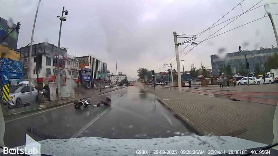 Bursa’da yağışlı havada drift attı, yere kapaklandı Bursa'da yağışlı havada yolların kayganlaşmasını fırsat bilen bir motosiklet sürücüsü,