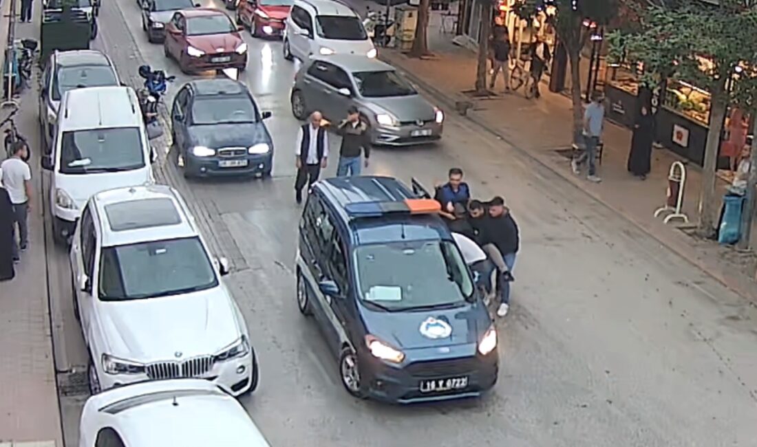 Bursa’da direksiyon başında kalp krizi geçiren sürücüyü zabıtalar kurtardı Bursa'nın İnegöl ilçesinde aracında fenalaşan sürücü, zabıta ekiplerinin hızlı müdahalesiyle