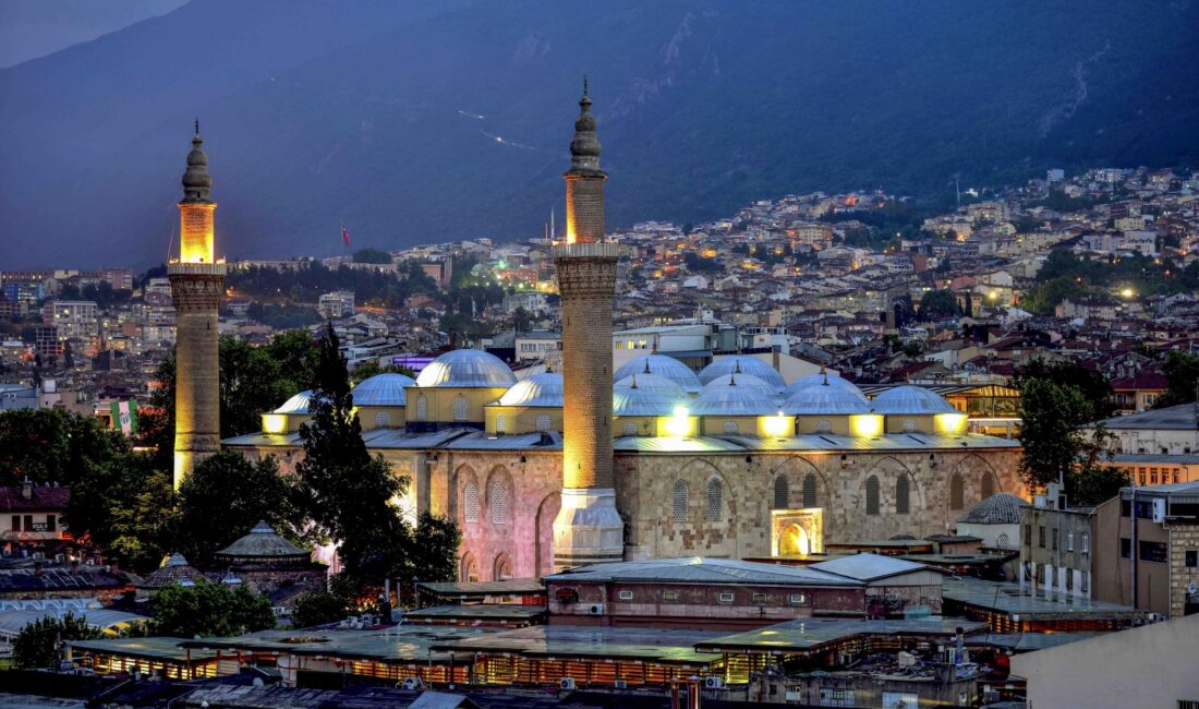 Bursa’da tarihi camilerde yeni dönem başladı Bursa'da tarihi camilere gelen yerli ve yabancı turistlerin uygunsuz kıyafetleri