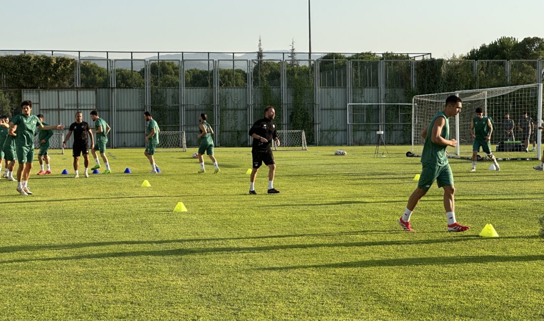 Adem Çağlayan “Şampiyon olamayacağımıza inanırsam bir kuruş talep etmeden giderim” Bursaspor teknik direktörü Adem Çağlayan, basına açık idmanda samimi açıklamalarda