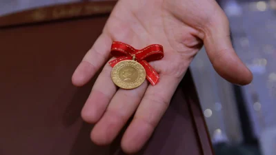 Fed yetkililerinden gelen temkinli açıklamalara rağmen altın rekor kırmaya devam