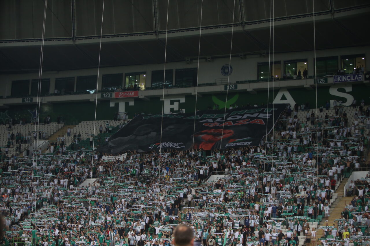 Bursaspor yönetimi, taraftarların yoğun talebi üzerine kombine satışlarını yeniden başlatıyor.