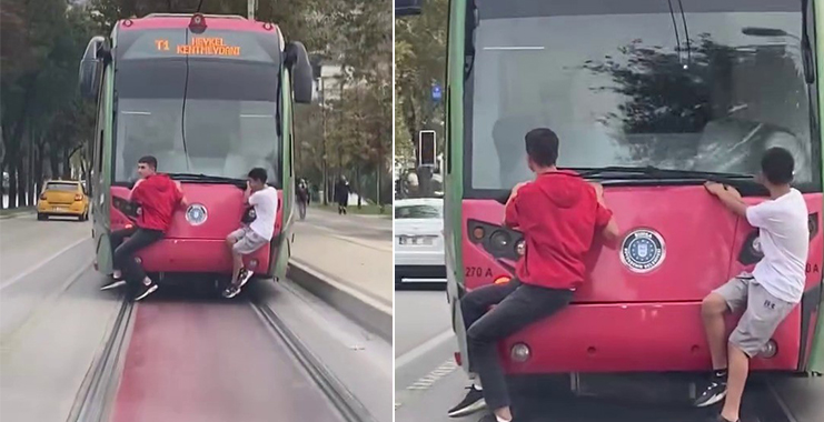 Bursa’dan yine aynı tehlikeli görüntüler! Bursa’da iki çocuk seyir halindeki tramvayın arkasına takılarak yolculuk yaptı.