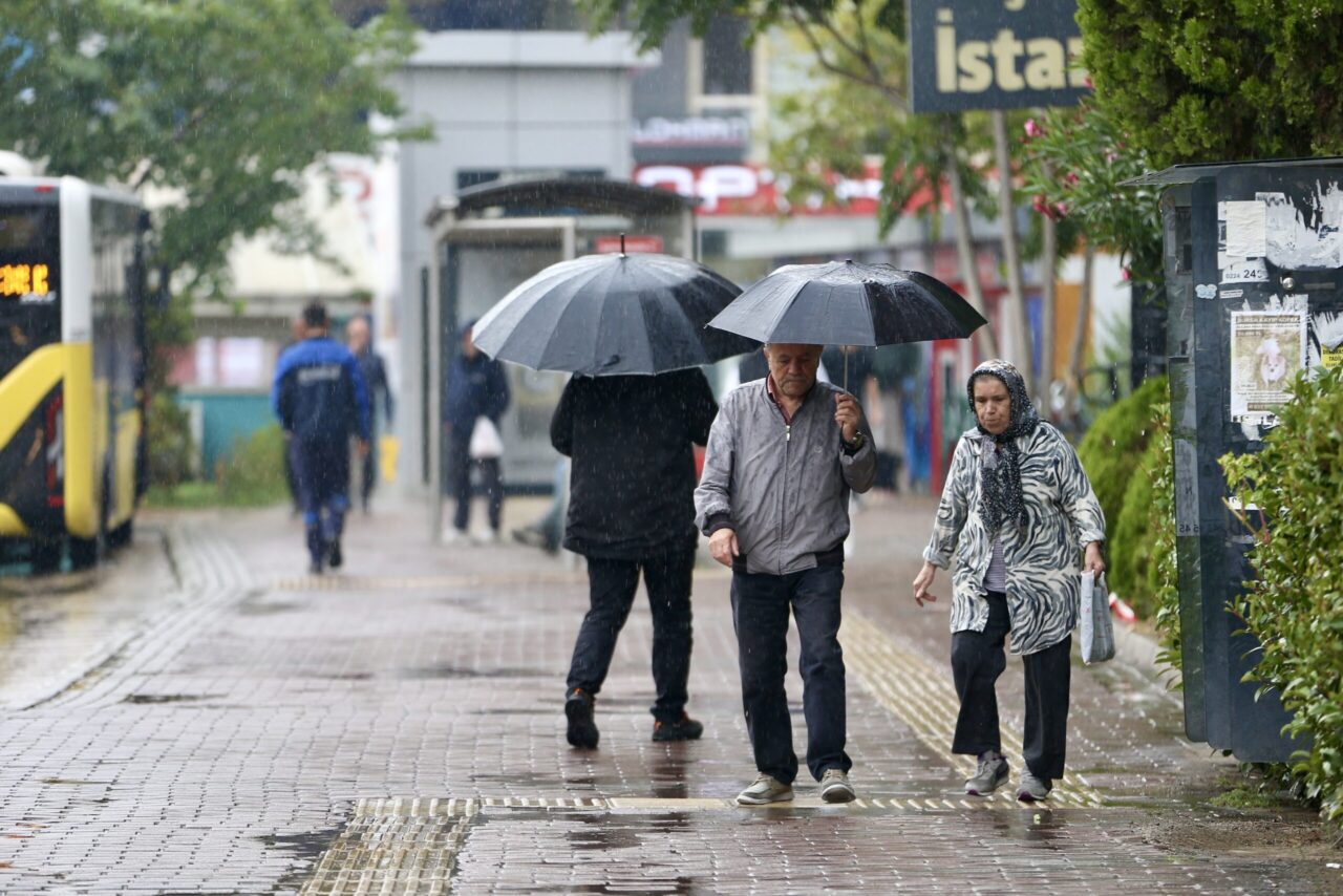 Bursa'da sabah saatlerinden itibaren sağanak etkili oluyor.
