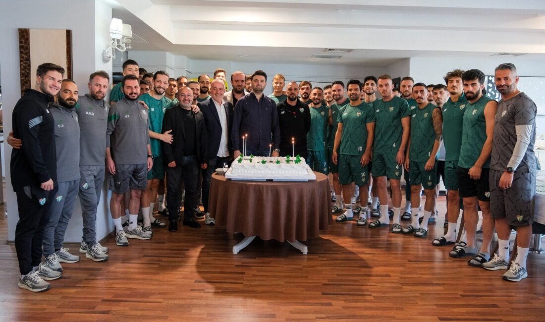 Özlüce’de doğum günü sürprizi Bursaspor, Kırklarelispor maçı hazırlıklarını sürdürürken, antrenman sonrası Başkan Enes Çelik’e