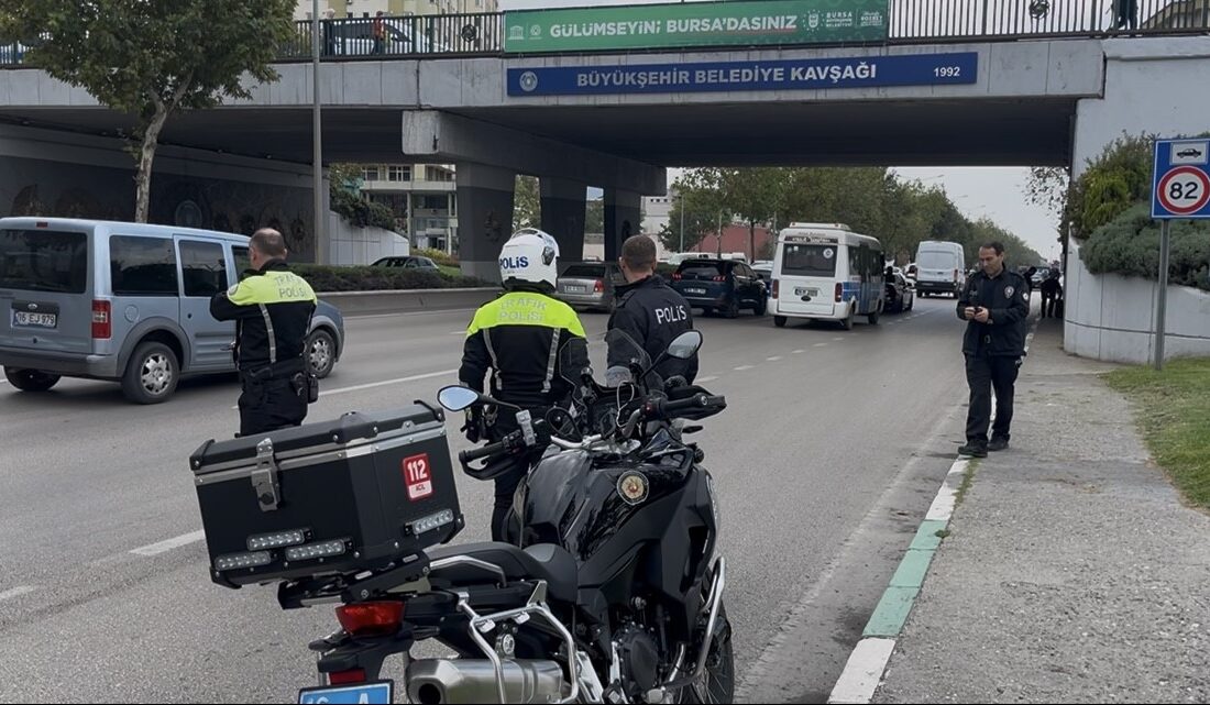 Köprü altında unutulan valiz paniğe neden oldu Osmangazi ilçesinde köprü altında fark edilen sahipsiz valiz, bomba şüphesiyle