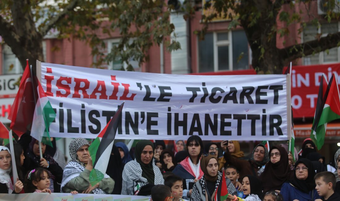 Bursa’da, İsrail’in Gazze’ye yönelik saldırılarının yıldönümünde düzenlenen yürüyüşte, Filistin’e destek