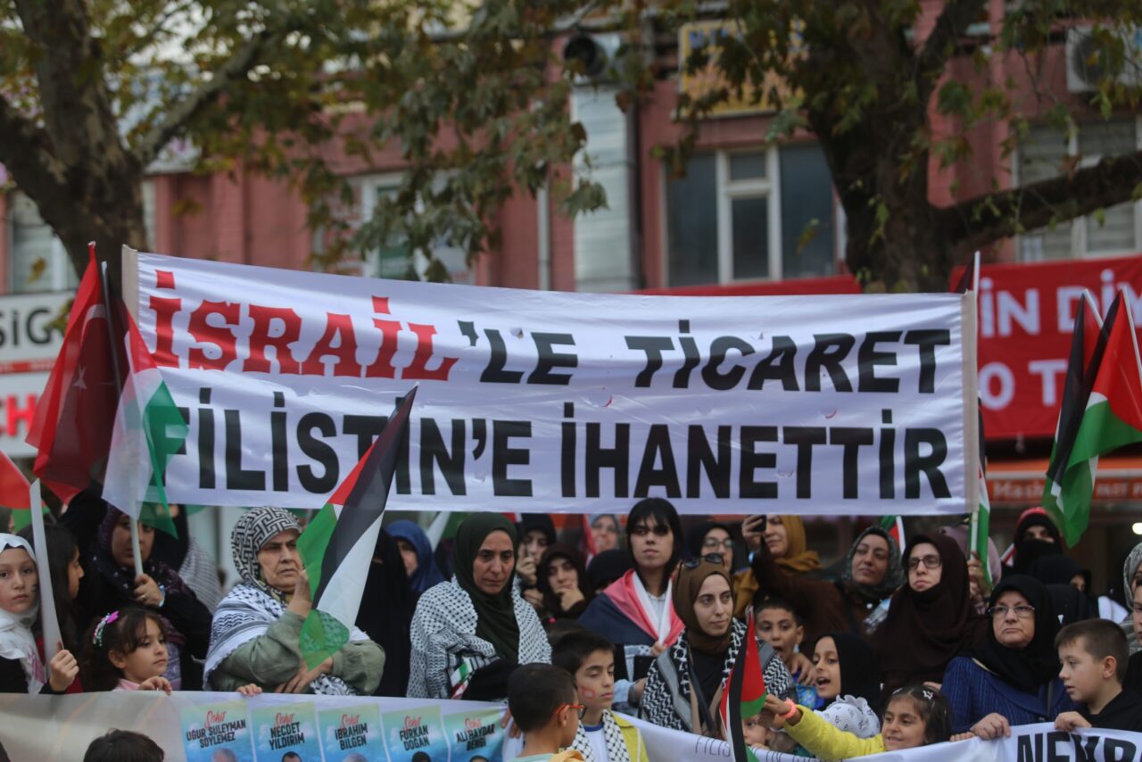 Bursa’da, İsrail’in Gazze’ye yönelik saldırılarının yıldönümünde düzenlenen yürüyüşte, Filistin’e destek