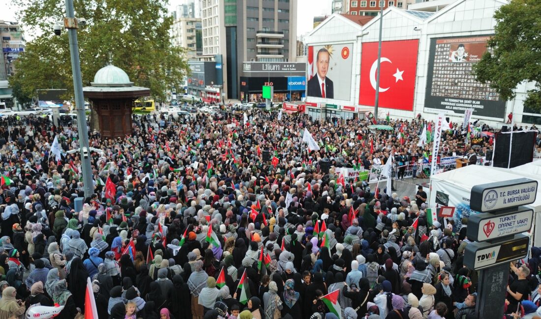 Bursalılar Gazze için meydanlara indi Bursa'da Gazze Dayanışma Platformu ve Bursa Gönüllü Kuruluşlar Platformu öncülüğünde