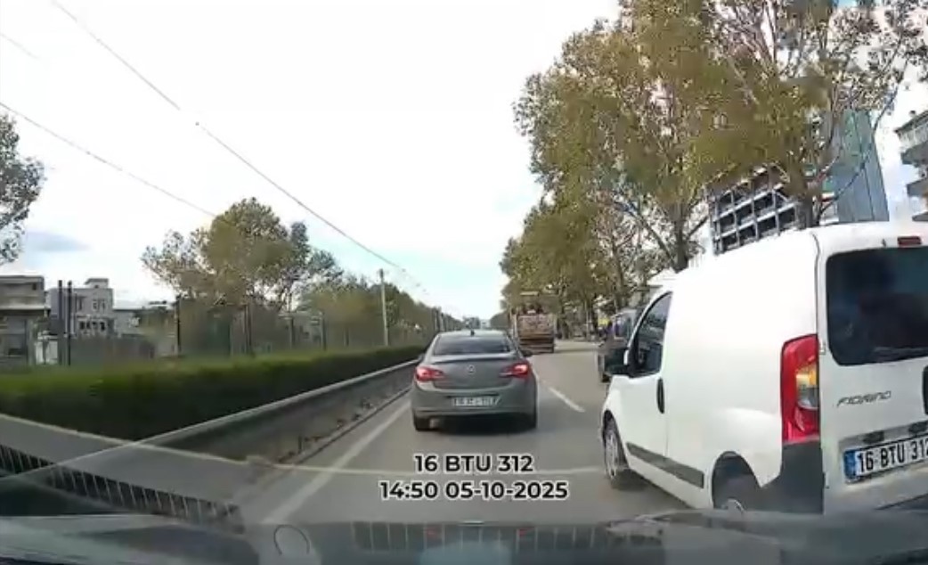 Bursa trafiğinde yürekleri ağza getiren anlar! Bursa’da anayolda makas atan ticari aracın sürücüsü yürekleri ağza getirdi.