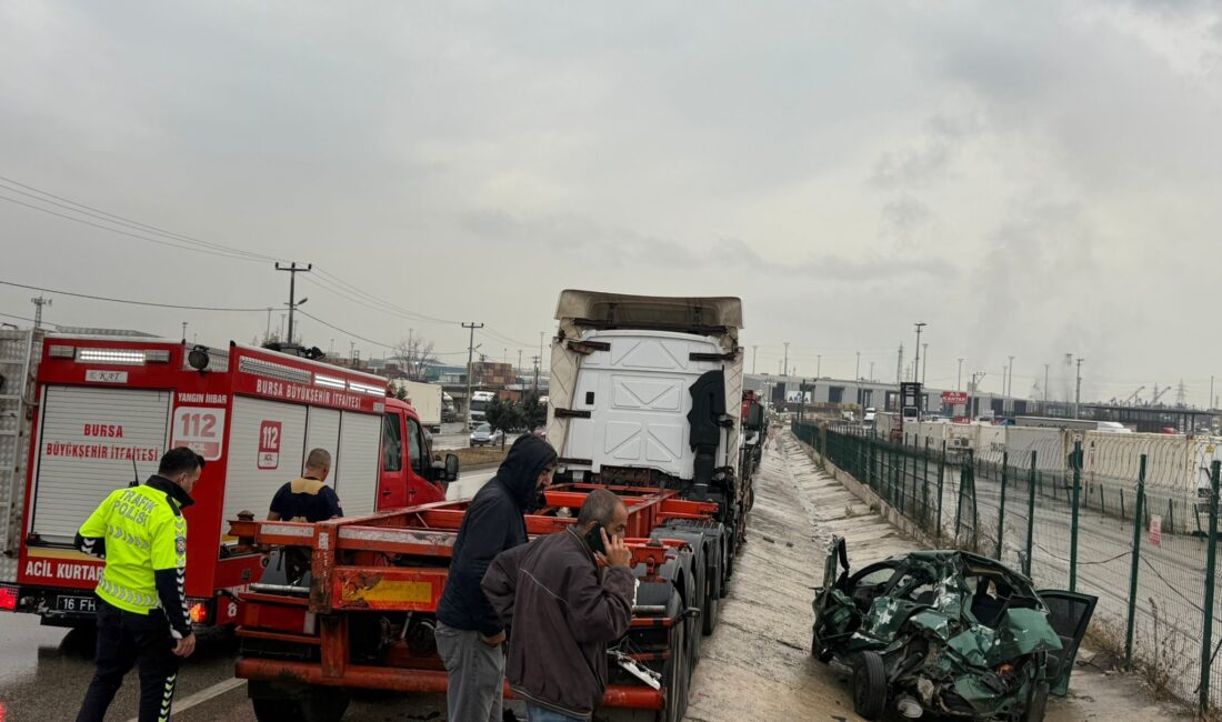 Gemlik Serbest Bölge yolunda kaza: 1 ağır yaralı Bursa’nın Gemlik ilçesinde otomobil, yol kenarında park halindeki tır ile
