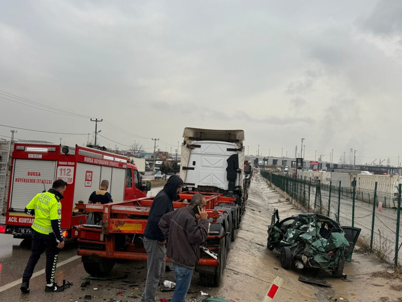 Bursa’nın Gemlik ilçesinde otomobil, yol kenarında park halindeki tır ile