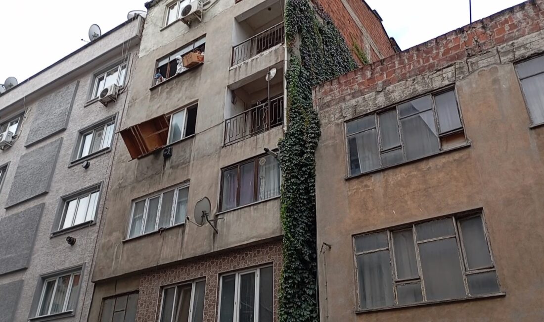 Bursa’da çöp eve dönen bina mahkeme kararıyla boşaltıldı Bursa’nın Yıldırım ilçesi'nde bulunan 4 katlı bir apartmanda, kimsesiz bir