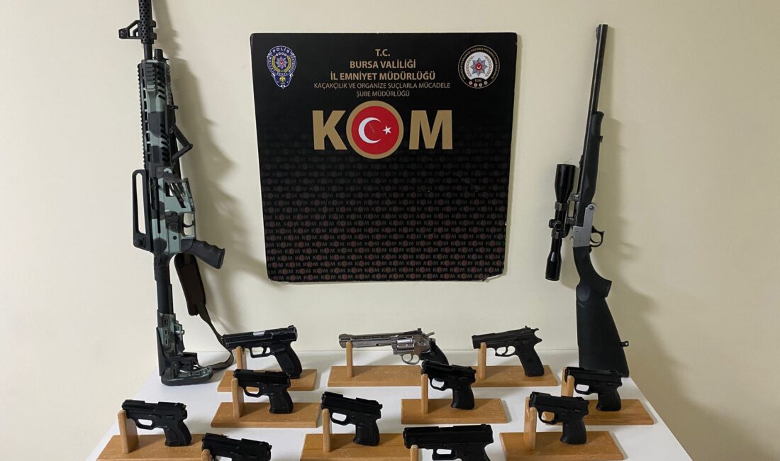 Gemlik’te ruhsatsız silah imalatına 4 gözaltı Bursa'nın Gemlik ilçesinde düzenlenen operasyonda silah imalatı ve ticareti yaptıkları