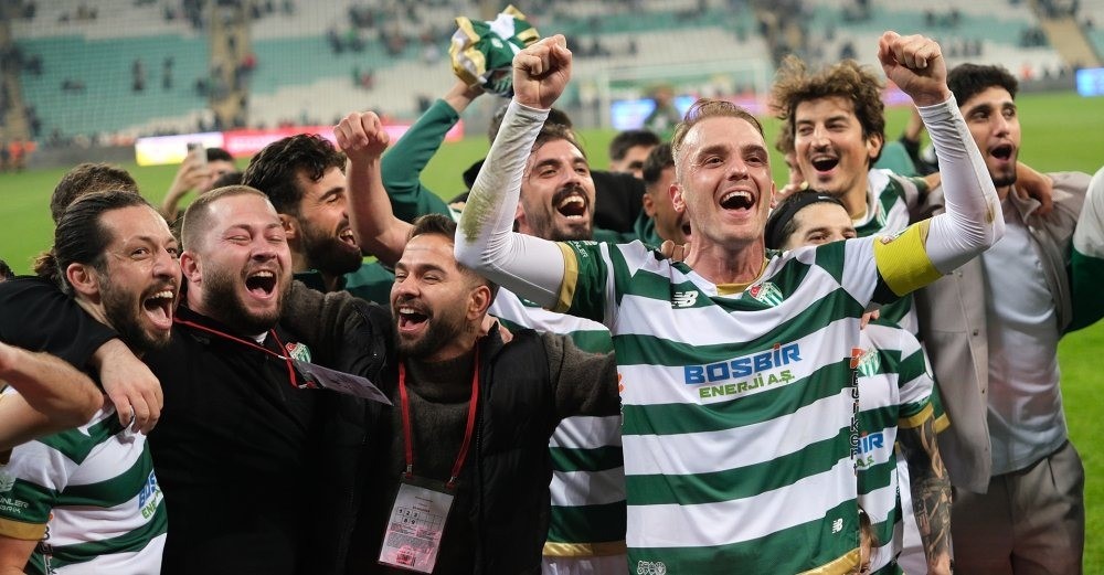 Bursasporlu futbolcular Bursa Büyükşehir Belediyesi tarafından Kültürpark’ta kurulan Yeni Yıl