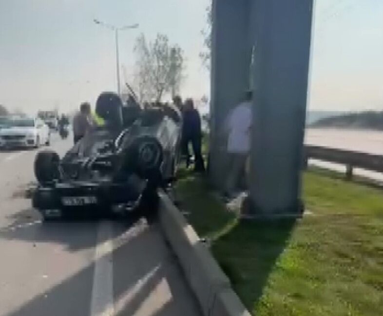 Nilüfer’de korku dolu anlar: Takla atan otomobil ters durdu, sürücü yaralı kurtarıldı Bursa’nın Nilüfer ilçesinde kontrolden çıkan bir otomobil, refüje çarpıp takla