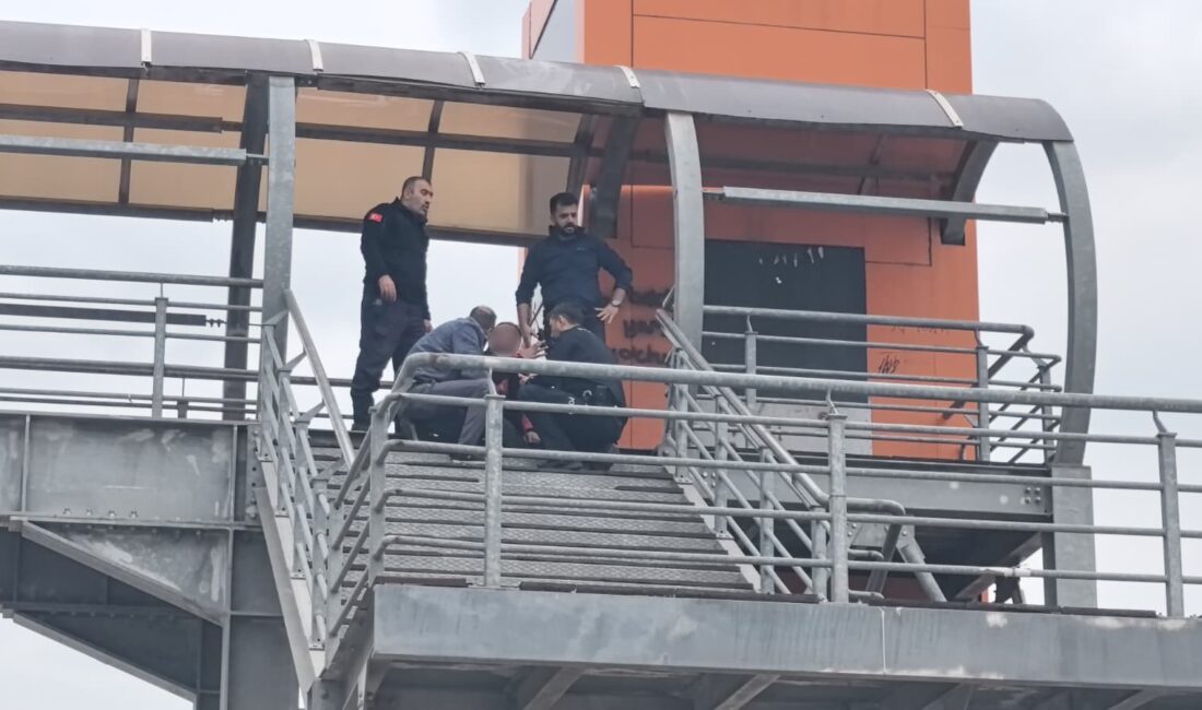 Üst geçitten indirildi, alkışlarla uğurlandı İnegöl’de eşiyle yaşadığı sorunlar nedeniyle bunalıma giren bir kişi, üst