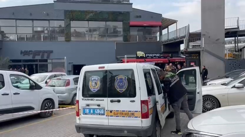Petrov Kafe Podyum şubesi müdürüne silahlı saldırı: Ağır yaralı Bursa’nın Nilüfer ilçesindeki Podyum Park Eğlence Merkezi’nde bulunan Petrov Kafe’nin