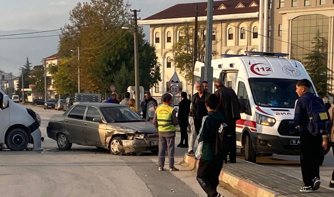 Ara sokaktan çıkan servis çarptı: 1 kişi yaralandı İnegöl’de ara sokaktan çıkan servis minibüsü ile otomobilin çarpışması sonucu