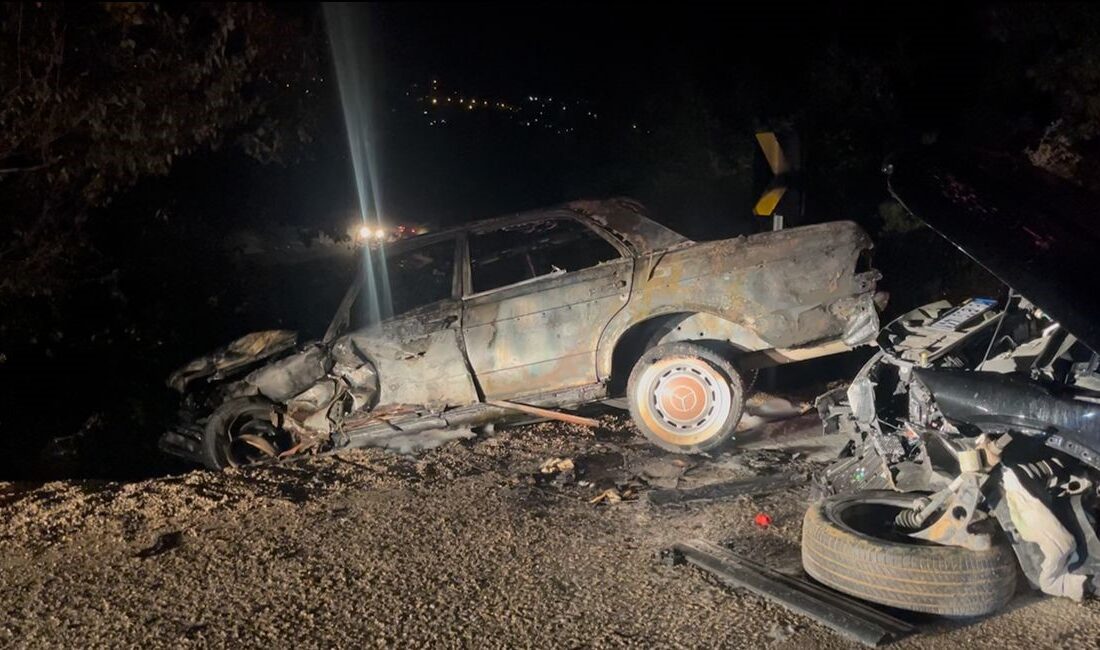 Araç alev aldı, yangın ormana sıçradı: Sürücü kaçtı, eşi polisle tartıştı Bursa’nın Nilüfer ilçesi Demirci Mahallesi’nde iki otomobilin kafa kafaya çarpışması