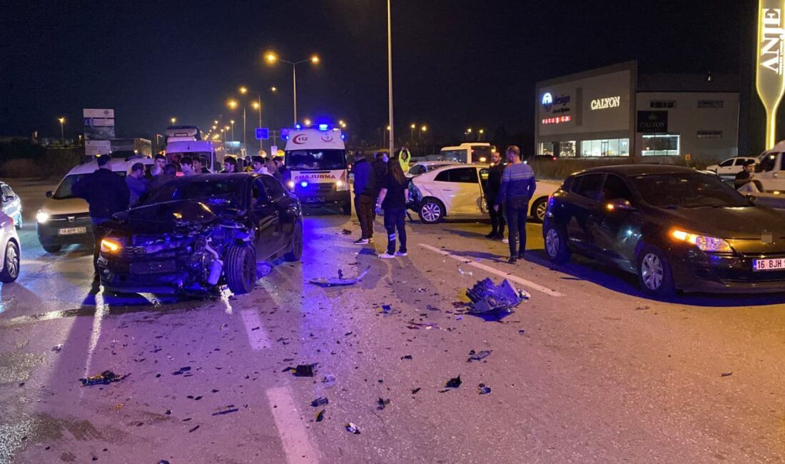 Bursa’da zincirleme kaza: 5 araç birbirine girdi Bursa'nın İnegöl ilçesinde 5 aracın birbirine girdiği zincirleme kazada 3