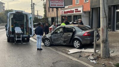 Bursa'nın İnegöl ilçesinde meydana gelen kazada kontrolden çıkan otomobil beton