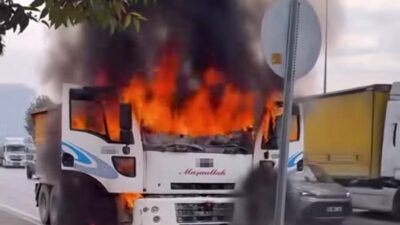 Bursa Çevre Otoyolu’nda seyir halindeki bir kamyon alevlere teslim oldu.