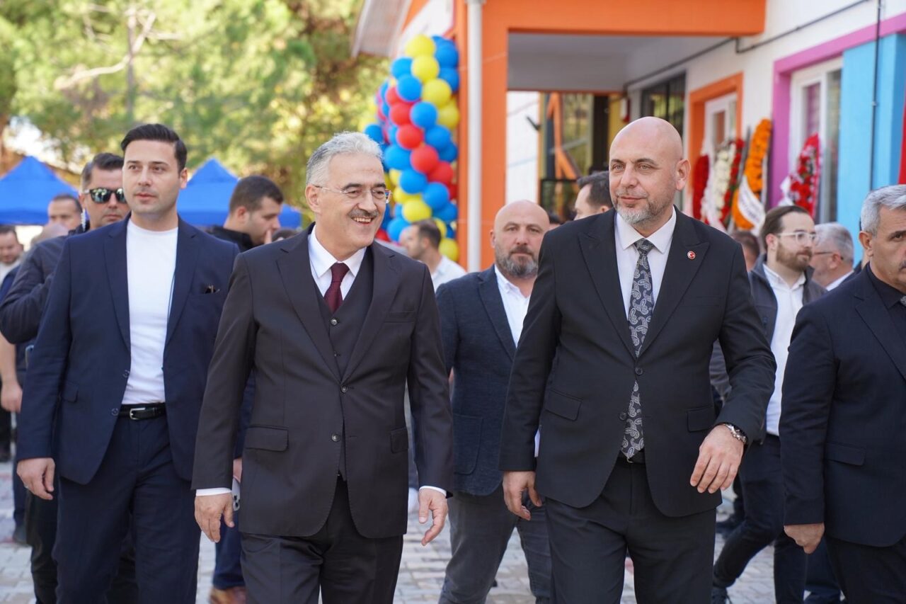 TOBB Başkanı Rıfat Hisarcıklıoğlu, Gemlik'te yaptırılan TOBB Anaokulu'nun açılışına katıldı.