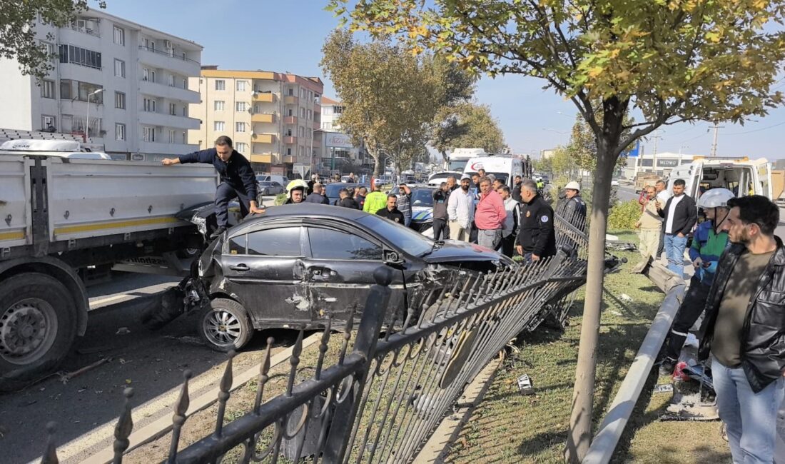 Bursa’da makas atan sürücü ortalığı birbirine kattı Bursa'nın İnegöl ilçesinde makas atmaya kalkan otomobil, aydınlatma direğine, ağaca